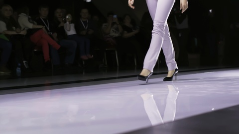 
腿步女孩模型周时尚慢动作步行高跟鞋走秀特写4K视频素材模板下载