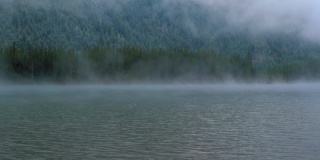 晨雾和蒸汽在瀑布山脉的河面上。-广泛的狗屎