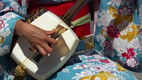 玩日本三味线乐器的女人