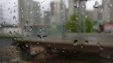 雨滴落在行驶中的火车车窗上高清在线视频素材下载
