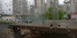 雨滴落在行驶中的火车车窗上