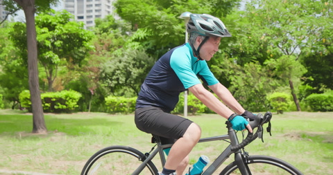 亚洲老人骑自行车