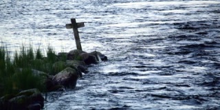 流水旁的木十字架
