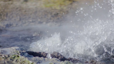 间歇泉喷发水喷雾蒸汽上升特写镜头