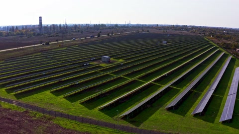 绿色草地上的大型太阳能发电厂视频素材模板下载