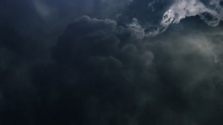 乌云下的雷暴雨云视频素材模板下载