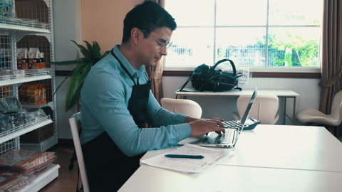 男性企业主使用笔记本电脑工作