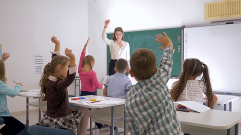 老师站在教室前面靠近黑板，问学生问题视频素材模板下载