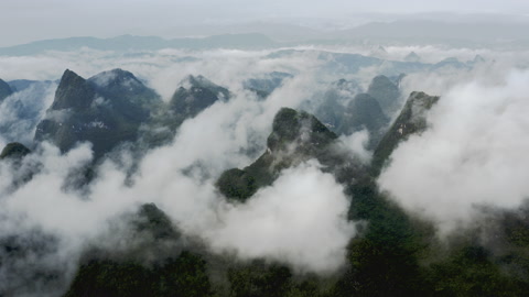 中国喀斯特山峰云雾缭绕，玉龙河景色