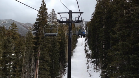 滑雪缆车穿过高高的松树视频素材模板下载
