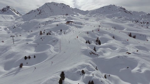 人们在滑雪胜地滑雪的鸟瞰图视频素材模板下载