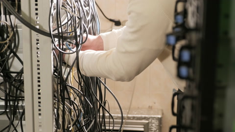 技术人员在服务器房配置网络设备