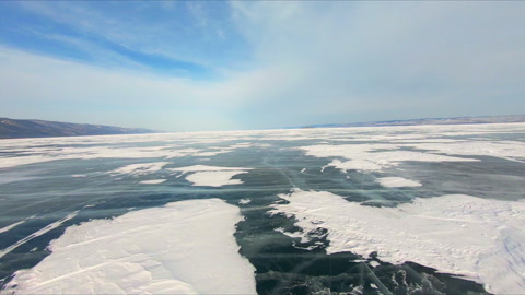 在冻结的贝加尔湖上，用FPV无人机进行快速飞行