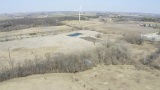 早春，巨大的风力涡轮机在农村缓慢旋转高清在线视频素材下载