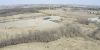 早春，巨大的风力涡轮机在农村缓慢旋转