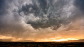 五彩缤纷的日落时分，危险的暴风雨云在天空中盘旋视频素材模板下载