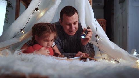 快乐的家庭在家梦想。爸爸和女儿快乐的家庭在家封锁视频素材模板下载