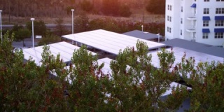 俯视太阳能电池停车遮阳棚，日落时分-向下倾斜