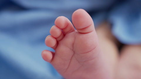 新生儿的小脚。照顾孩子。特写。视频素材模板下载