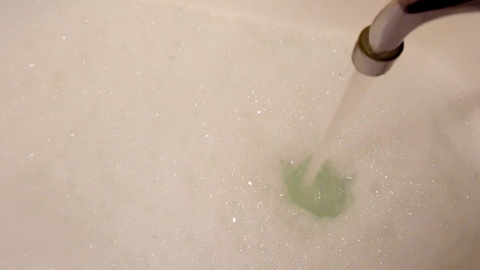 用泡沫注入浴缸的水流