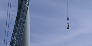 风力涡轮机人员提升笼沿涡轮机塔架向上移动