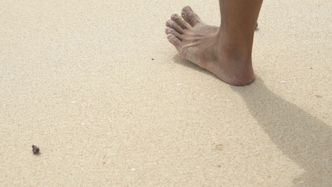 脚踏在沙子上留下了脚印