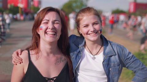 莫斯科足球比赛期间，球迷区女孩们的快乐表情视频素材模板下载