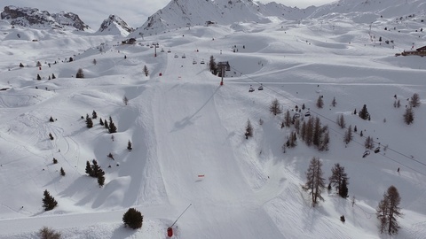 拉普拉涅滑雪胜地的鸟瞰图视频素材模板下载