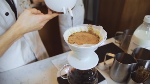 滴煮、过滤咖啡或倒咖啡是一种涉及倒咖啡的方法 