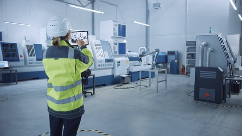 工业4.0现代工厂女工程师使视频素材模板下载
