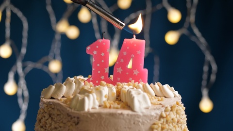 14号粉色蜡烛的生日蛋糕蜡烛点燃了视频素材模板下载