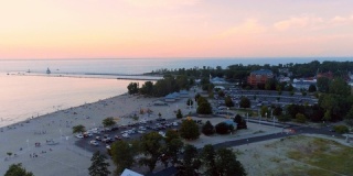 夏季傍晚，密歇根州圣约瑟夫银滩的鸟瞰图。
