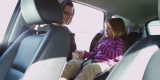儿童坐在汽车座椅上