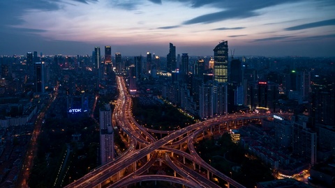 上海黄昏路口的交通