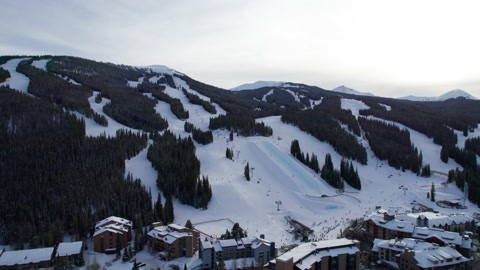无人机空中视角显示山上滑雪度假村的半管滑雪场景视频素材模板下载