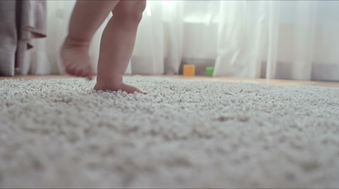 婴儿自己走路
