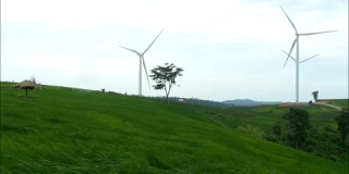 一组风力涡轮机在风中移动的镜头
