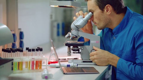 科学家在实验室使用显微镜。医学实验室研究视频素材模板下载