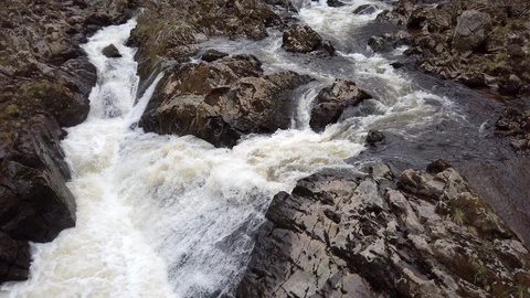 崎岖岩石上的河流瀑布视频素材模板下载
