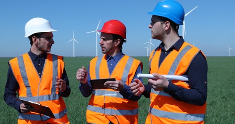 工程师工人男子规划活动项目参观风力磨坊涡轮机场