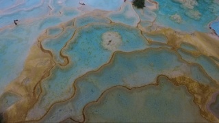 惊人的航拍镜头展现了黄龙谷壮丽的方解石沉积物视频素材模板下载