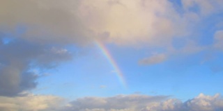 夏威夷天空中的彩虹和云彩。