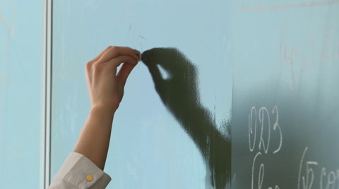 老师用粉笔在黑板上写字视频素材模板下载