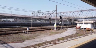 日本米原火车站的火车站和高架电线
