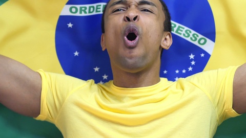 巴西球迷以慢动作庆祝手持巴西国旗视频素材模板下载