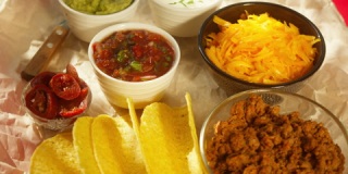 餐桌特写上的墨西哥食物。传统的特克斯墨西哥菜。玉米玉米饼，玉米卷