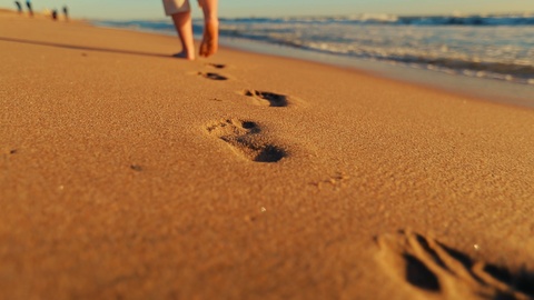 亨廷顿海滩沙滩上的脚步特写