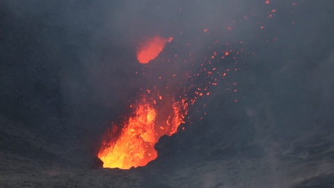 翻译：2014年2月，瓦努阿图的亚舒尔火山喷发视频素材模板下载