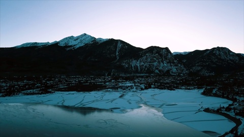 冰冻湖泊和山脉的无人机镜头是科罗拉多铜。4k镜头视频素材模板下载