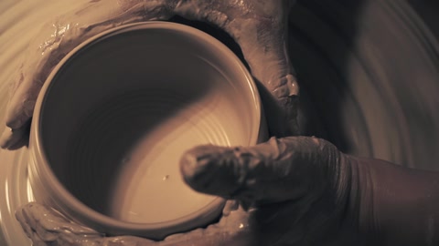 女人在陶器轮子上制作陶罐特写镜头